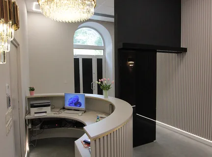 Arcklinika — recepciós pult