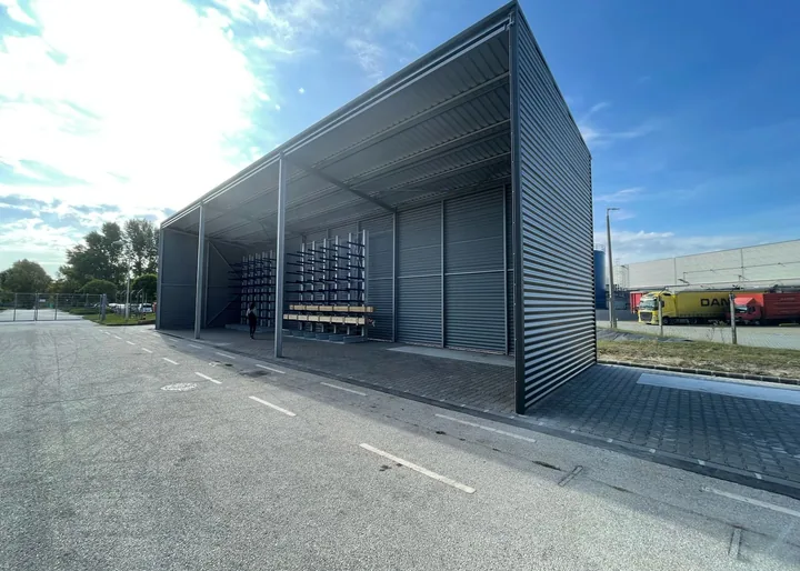 Grundfos — acélszerkezetű fedett tároló nyitott homlokzattal