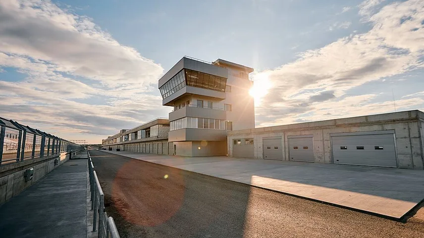 Motorsport Akadémia — toronyépület és boxutca